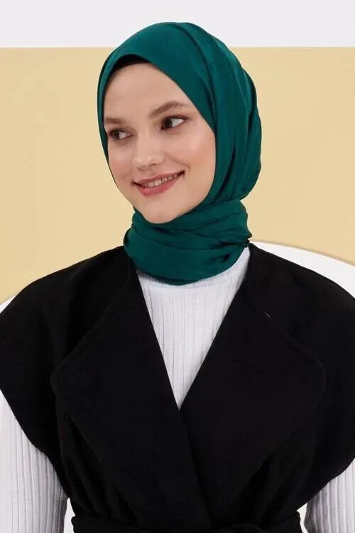Silky Jacquard Lara Hijab Crowbar Pattern - Benetton Green - MADAME POLO